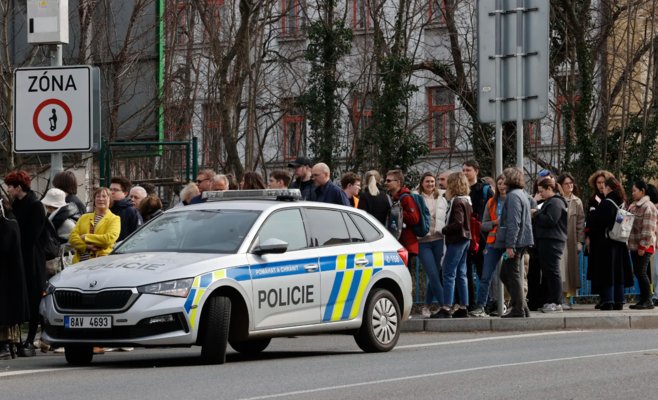 Является поклонником Путина, но считает его слишком мягким. Даже некоторые русские в ЧР отдают голоса кремлевскому правителю