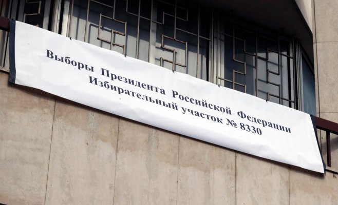 Является поклонником Путина, но считает его слишком мягким. Даже некоторые русские в ЧР отдают голоса кремлевскому правителю