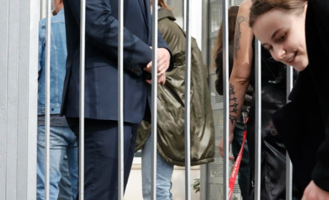 Является поклонником Путина, но считает его слишком мягким. Даже некоторые русские в ЧР отдают голоса кремлевскому правителю