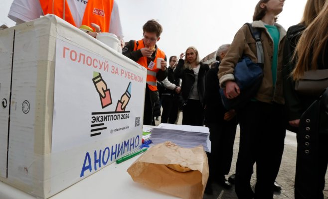 Является поклонником Путина, но считает его слишком мягким. Даже некоторые русские в ЧР отдают голоса кремлевскому правителю