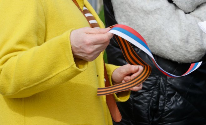 Является поклонником Путина, но считает его слишком мягким. Даже некоторые русские в ЧР отдают голоса кремлевскому правителю