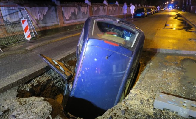 Пенсионер в Либерце проигнорировал знак запрета и свалился на своей Fabia в четырехметровую канаву