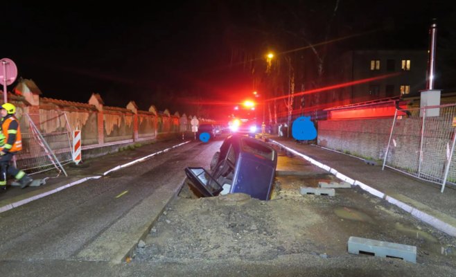 Пенсионер в Либерце проигнорировал знак запрета и свалился на своей Fabia в четырехметровую канаву