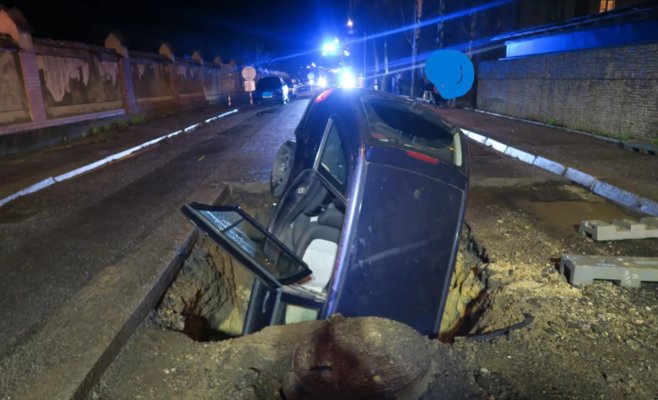 Пенсионер в Либерце проигнорировал знак запрета и свалился на своей Fabia в четырехметровую канаву