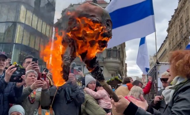 В ходе протестной акции в Праге сожжен бюст Путина