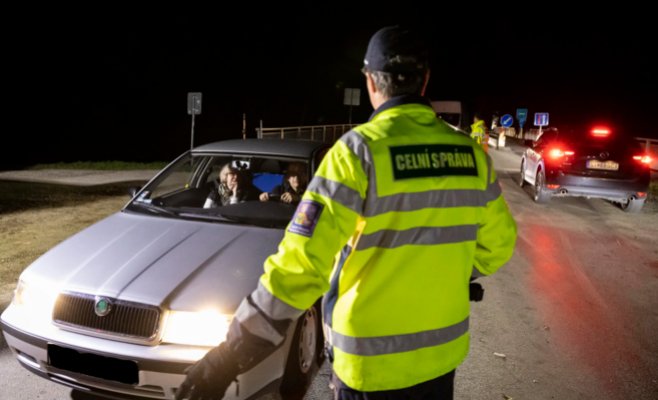 Они едут через Чехию и все утверждают, что родились 1 января в Сирии.