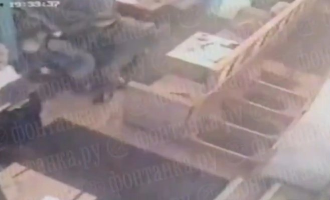 Русский заключенный вернулся с войны. Он застрелил должника в ресторане и продолжил есть