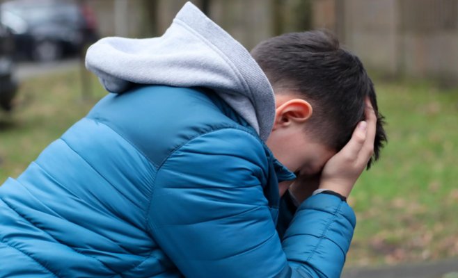 14-летний подросток бьет другого ребенка по лицу в Варах, остальные его подбадривают