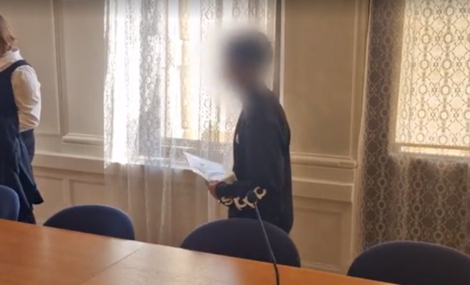 У ребенка были сломаны ноги, а в мозг попала кровь. Виноваты врач и приёмный сын, утверждает отец.