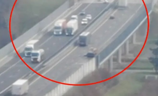 Находится в левой полосе с колоной машин за ним. Полицейский беспилотник на трассе D1 заснял, как грузовики обгоняют