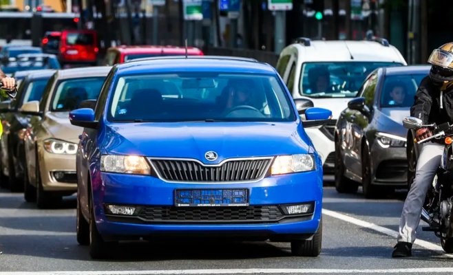 Электросамокаты начнут оплачивать страхование ответственности, но они не должны ездить между автомобилями