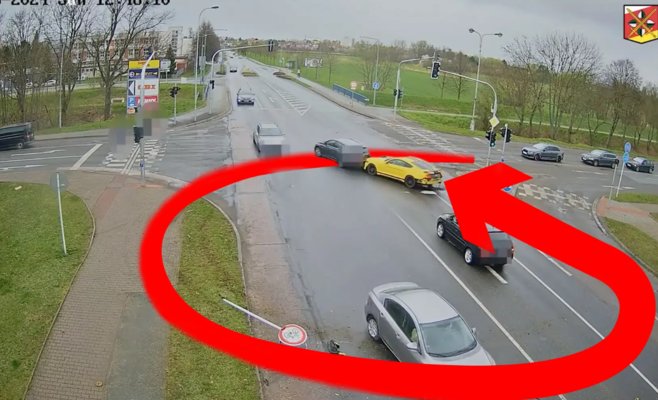 Мустанг разбушевался на перекрестке в Градце, 50-летний мужчина не успел отмыть свой подарок на день рождения: ВИДЕО