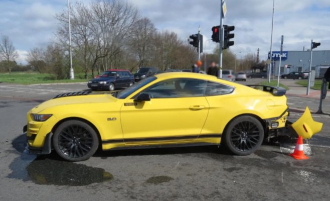 Мустанг разбушевался на перекрестке в Градце, 50-летний мужчина не успел отмыть свой подарок на день рождения: ВИДЕО