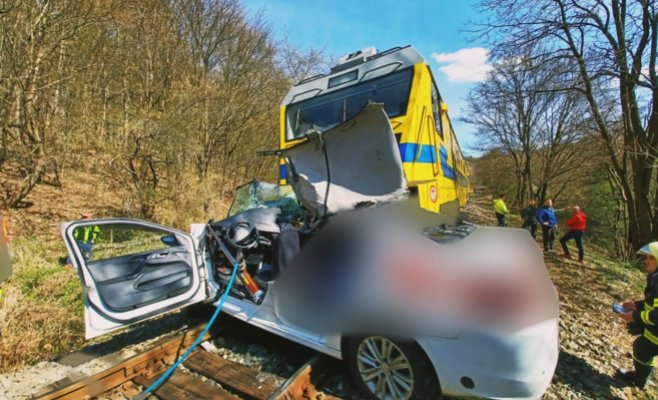 Два человека погибли, когда автомобиль въехал под диагностический поезд в Словакии