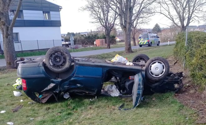 Fabia оказалась на крыше после столкновения с деревом, водитель погиб