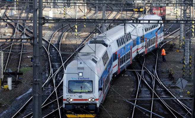 Дети в Праге бросали камни в поезда, остановив движение