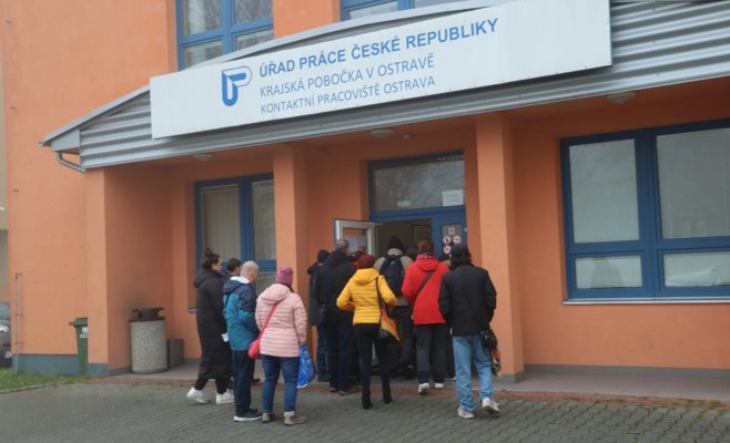 Центры занятости будут уделять особое внимание людям с начальным образованием и родителям