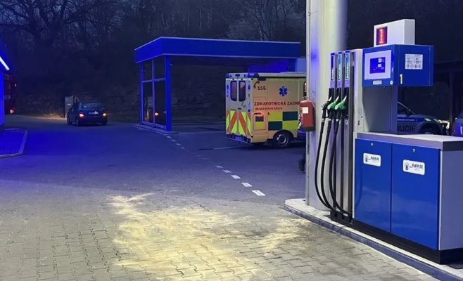 Мужчина разлил бензин и пользовался зажигалкой на заправочной станции в Писеке