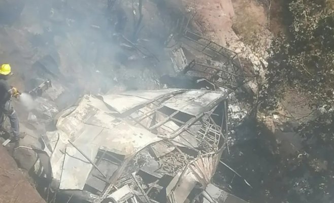 В ЮАР с моста рухнул автобус, из 45 человек выжил только восьмилетний ребенок