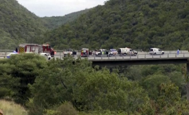 В ЮАР с моста рухнул автобус, из 45 человек выжил только восьмилетний ребенок