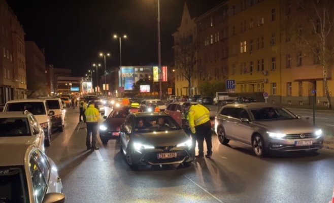 Водители под воздействием наркотиков, алкоголя и в национальном розыске. Полиция перекрыла ночью главную магистраль Праги