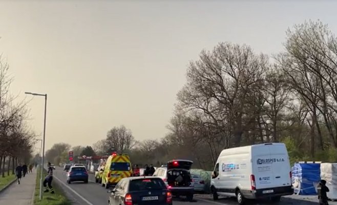 Мужчина был обнаружен с ножевым ранением на мосту в Мельнике
