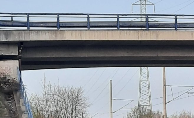 Автомобиль снова разбился на велосипедной дорожке в Йиглаве, за водителем пришлось присылать вертолет