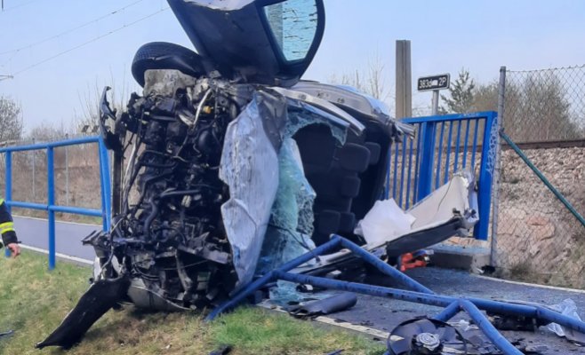 Автомобиль снова разбился на велосипедной дорожке в Йиглаве, за водителем пришлось присылать вертолет