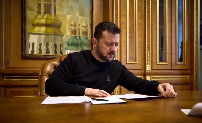 Большая группа молодежи. Зеленский подписал закон о снижении мобилизационного возраста
