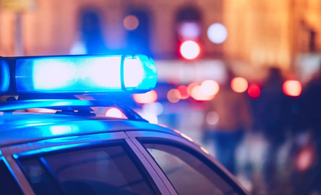 Мужчины в Яблонце стреляли в соседа из пневматической винтовки, но попали в полицейского. Вскоре появился спецназ.