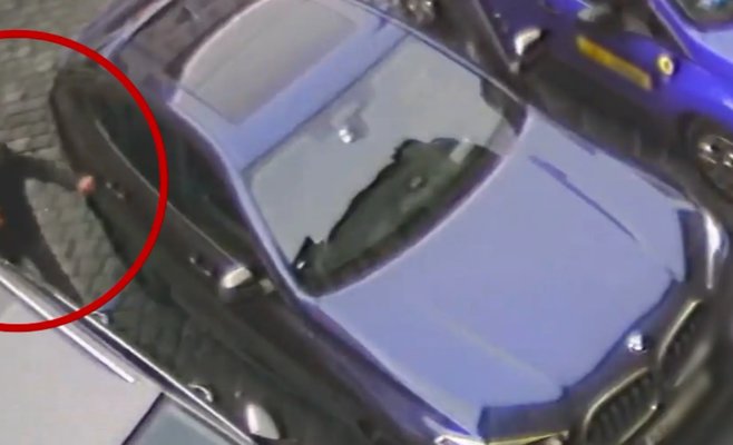 Вор вытащил полиэтиленовую сумку с 1,5 миллионами крон из автомобиля в центре Праги. Подозреваемый попал на камеру.