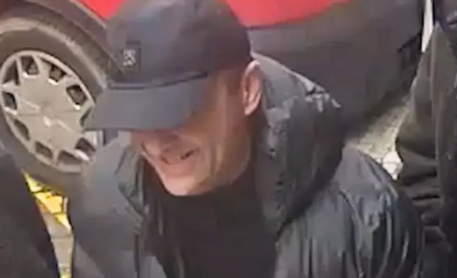 Вор вытащил полиэтиленовую сумку с 1,5 миллионами крон из автомобиля в центре Праги. Подозреваемый попал на камеру.