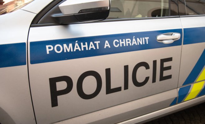 Автомобиль с беременной женщиной застрял в пробке в Либерце. Отец махал полицейским из окна.