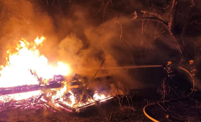 Под Прагой сгорела мастерская по покраске автомобилей, ущерб составляет 3,5 миллиона крон