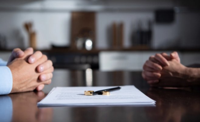 Времена меняются, говорит Верховный суд и приказывает враждующим супругам продать дом