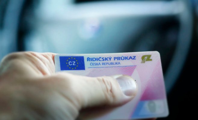 Более 360 000 водителей должны поменять свои права в этом году