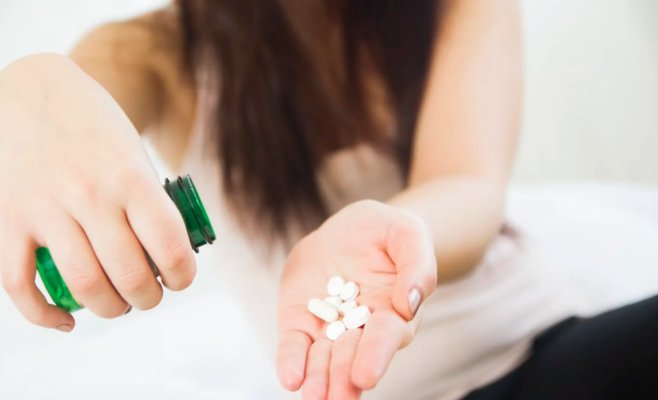 Она проглотила 46 таблеток ибупрофена. Число смертельных передозировок у молодых людей стремительно растет