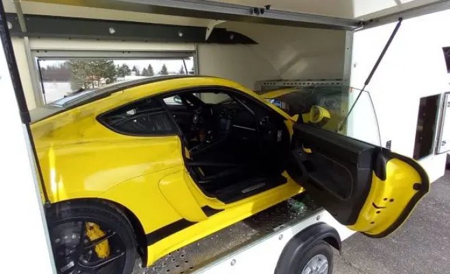 В Германии угнали трейлер с роскошным Porsche. Автомобиль стоимостью в миллионы был найден в Таборе