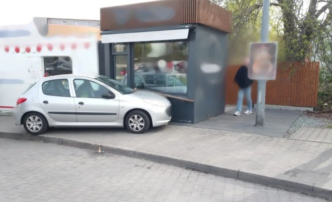 Автомобиль в регионе Наход въехал в очередь людей у киоска с мороженым