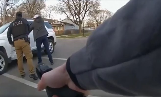 Менее чем за минуту американские полицейские произвели 94 выстрела. Водитель не был пристегнут ремнем безопасности