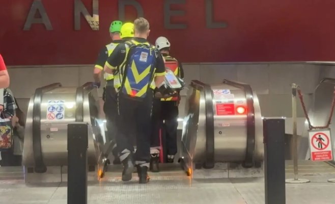 Мужчина погиб, упав под поезд метро в Анделе