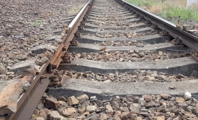Кто-то подбросил камни на рельсы возле Сухдола, поезда стоят на месте