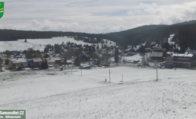 Покосите траву и проще чистить снег. На Шумаве выпало три сантиметра снега.