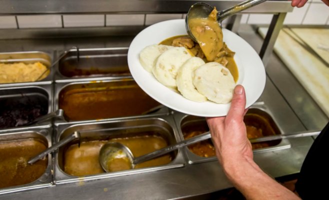 Рестораны продолжают снижать цены. Продукты питания дешевеют