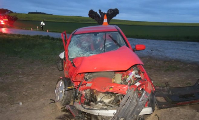 Женщина-водитель вылетела со скользкой дороги и врезалась в дерево, скончалась в больнице