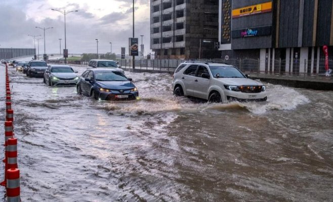 Дубай находится под водой. За день выпало столько осадков, сколько за полтора года.
