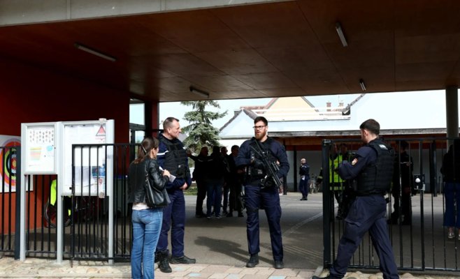 Мужчина ранил ножом двух девочек в школе во Франции