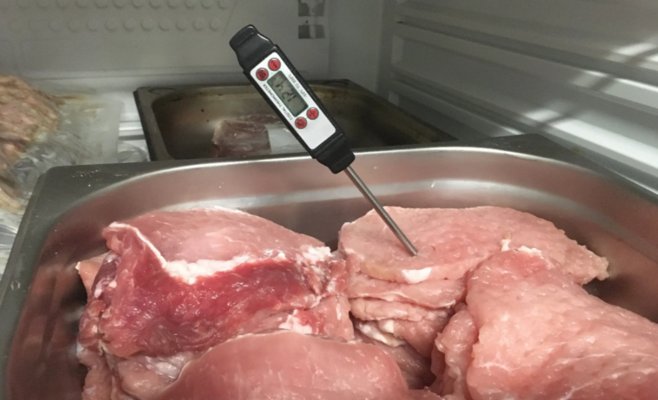 Тринадцать килограмм просроченного мяса. Ресторану в регионе Зноймо грозит крупный штраф