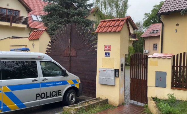 Мужчина найден порезанным в луже крови, полиция вмешивается в конфликт в пражском хостеле