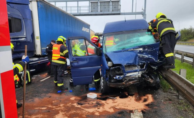 Столкновение автомобилей на Пражской кольцевой дороге: за пострадавшими вылетел вертолет